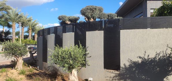 גדר אלומיניום מעוצבת לחצר