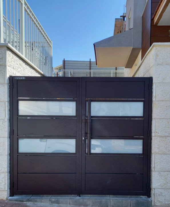 דלת אלומיניום אטום משולב פסי זכוכית – מחיר למ”ר דגם 8